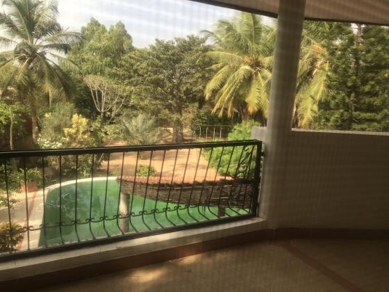 A Vendre à Nianing Une Villa d'Exception avec Jardin Luxuriant et Piscine à Débordement