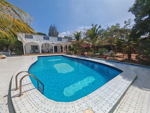 VILLA MEUBLÉE AVEC GRANDE PISCINE À LOUER À WARANG SOCÉ